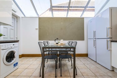 8 bed house, Harlaxton dr, Lenton, Nottingham, NG71JD - Image 2