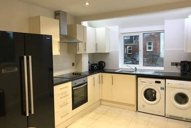 5 bed house, Monkswell Road, Mount Pleasant, Exeter, EX47AX - Image 1