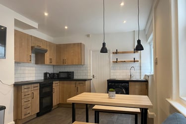 5 bed house, Priory Road, Mount Pleasant, Exeter, EX47AW - Image 1