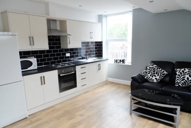 3 bed flat, Dickenson road, Longsight, Manchester, M130NG - Image 1