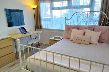 1 bed flat, Minute walk to university, Middle Street, Near university, Portsmouth, PO54BX - Image 1