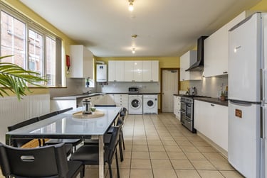 9 bed house, Barrack Lane, Radford, Nottingham, NG71AN - Image 2