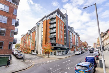2 bed flat, Nottingham, Arboretum, NG15BJ - Image 1