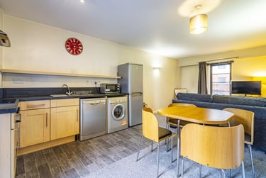 2 bed flat, Derby Road, Radford, Nottingham, NG71LU - Image 2
