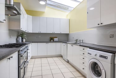8 bed house, Harlaxton Drive, Lenton, Nottingham, NG71JD - Image 2