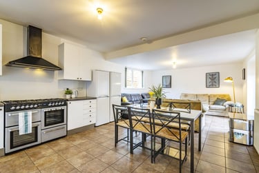 6 bed house, Harlaxton Drive, Lenton, Nottingham, NG71JD - Image 1