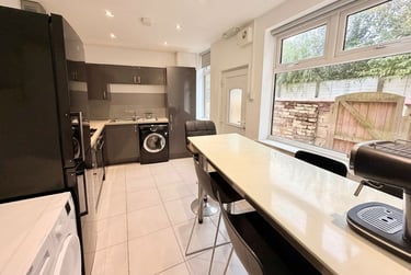 5 bed house, Lower Broughton Road, Charlestown, Salford, M72HR - Image 2