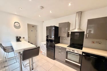 5 bed house, Lower Broughton Road, Charlestown, Salford, M72HR - Image 5