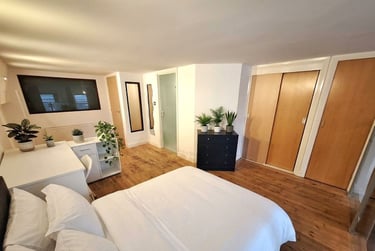 2 bed flat, Thurland Street, City Centre, Nottingham, NG13BT - Image 1