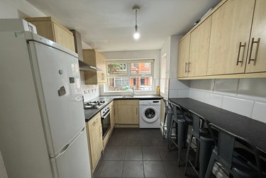 6 bed house, 70 Derby Grove, Radford, Nottingham, NG71PF - Image 1