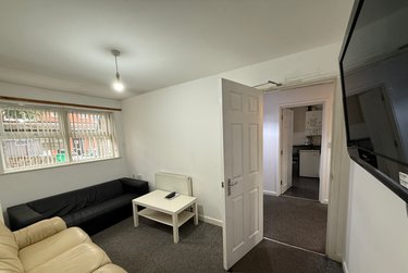 6 bed house, 70 Derby Grove, Radford, Nottingham, NG71PF - Image 2