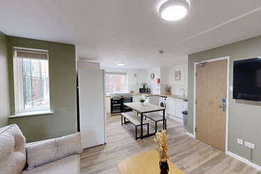 6 bed flat, Russell Street, Radford, Nottingham, NG74FL - Image 1