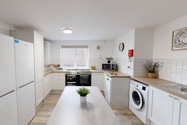 6 bed flat, Russell Street, Radford, Nottingham, NG74FL - Image 2