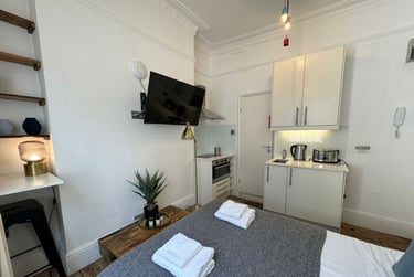 1 bed studio, Baker Street, Marylebone, London, NW16BU - Image 1