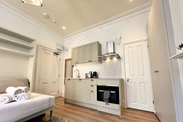 1 bed studio, Baker Street, Marylebone, London, NW16BU - Image 2