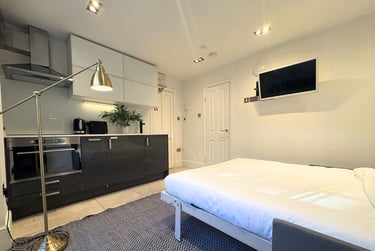 1 bed studio, Baker Street, Marylebone, London, NW16BU - Image 1