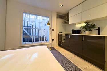 1 bed studio, Baker Street, Marylebone, London, NW16BU - Image 2