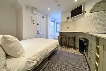 1 bed studio, Baker Street, Marylebone, London, NW16BU - Image 1