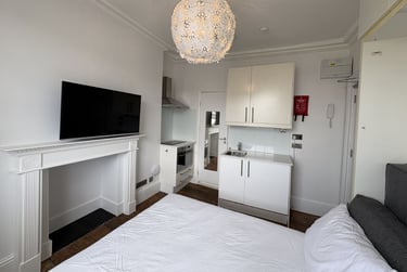 1 bed studio, Baker Street, Marylebone, London, NW16BU - Image 2