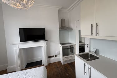 1 bed studio, Baker Street, Marylebone, London, NW16BU - Image 3