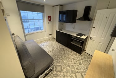 1 bed studio, Baker Street, Marylebone, London, NW16BU - Image 1