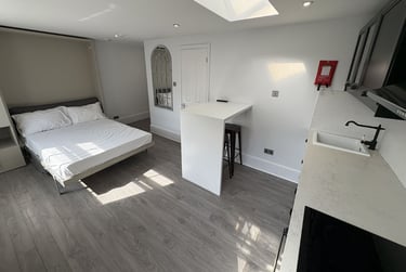 1 bed studio, Baker Street, Marylebone, London, NW16BU - Image 1