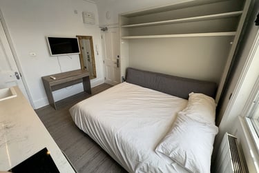 1 bed studio, Baker Street, Marylebone, London, NW16BU - Image 1