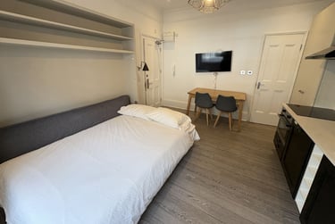 1 bed studio, Baker Street, Marylebone, London, NW16BU - Image 1