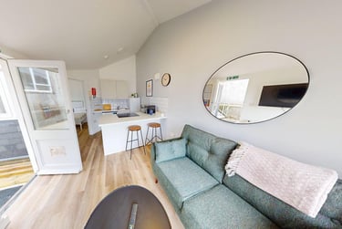 1 bed flat, Arwenack Street, City Centre, Falmouth, TR113JA - Image 1