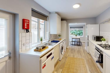 5 bed house, Priory Road, Mount Pleasant, Exeter, EX47AR - Image 1