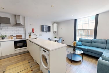 6 bed flat, 66-72 Houndsgate, Lace Market, Nottingham, NG16BA - Image 1