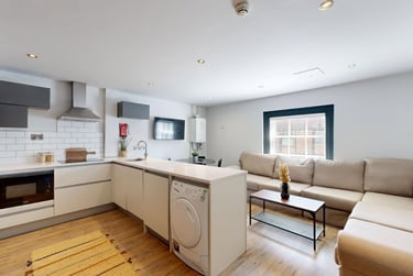 6 bed house, 66-72 Houndsgate, Lace Market, Nottingham, NG16BA - Image 1
