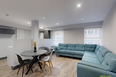 7 bed flat, 66-72 Houndsgate, Lace Market, Nottingham, NG16BA - Image 1