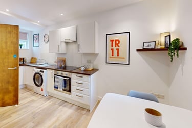 1 bed flat, Bar Road, City Centre, Falmouth, TR114NN - Image 2