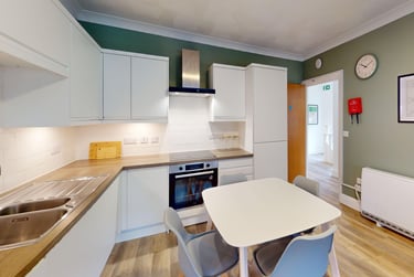 4 bed flat, Avenue Road, City Centre, Falmouth, TR114AZ - Image 3