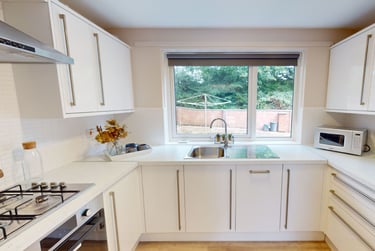 2 bed flat, Lyncombe Close, Mount Pleasant, Exeter, EX45EJ - Image 1
