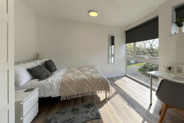 3 bed flat, Monterey Gardens, Mount Pleasant, Exeter, EX45EN - Image 1