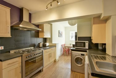 6 bed house, Edgerton Park Road, St James, Exeter, EX46DD - Image 2