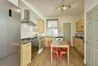 8 bed house, Clinton Avenue, Mount Pleasant, Exeter, EX47BA - Image 2