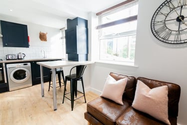 2 bed flat, Bankfield Road, Springwood, Huddersfield, HD13HR - Image 1