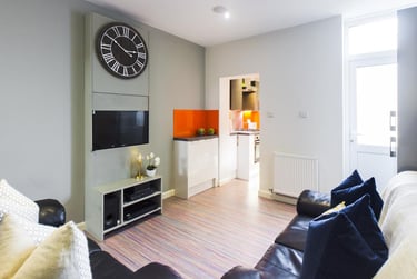 3 bed house, Thornton Road, Shelton, Stoke, ST42BD - Image 2