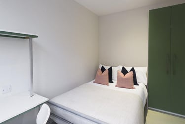 4 bed house, Guildford Street, Shelton, Stoke, ST42EP - Image 2