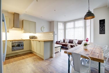 5 bed flat, Peel Street, Arboretum, Nottingham, NG14GR - Image 1