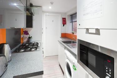 4 bed house, Cauldon Road, Shelton, Stoke, ST42BS - Image 2