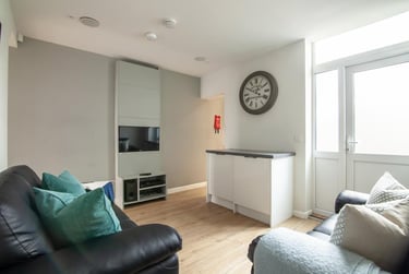 4 bed house, Ashford Street, Shelton, Stoke, ST42EN - Image 2