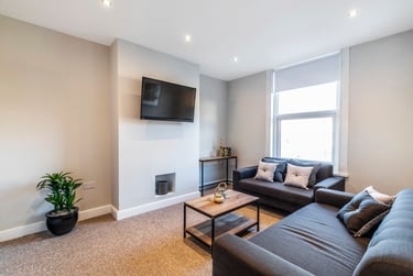 6 bed house, Woodsley Road, Hyde Park, Leeds, LS31DU - Image 1