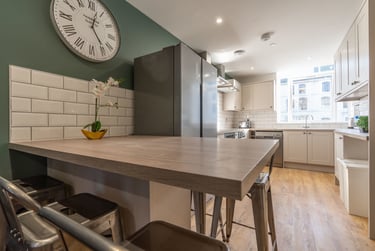 7 bed flat, Walter Road, Mount Pleasant, Swansea, SA15RF - Image 1