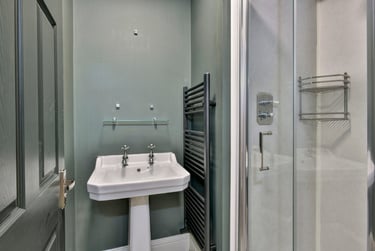 6 bed house, Wrentham Estate, Old Tiverton Road, Mount Pleasant, Exeter, EX46ND - Image 3