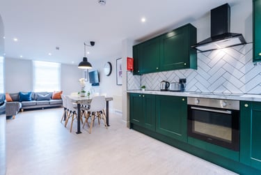 6 bed flat, Hawarden Avenue, Sefton Park, Liverpool, L172AJ - Image 1