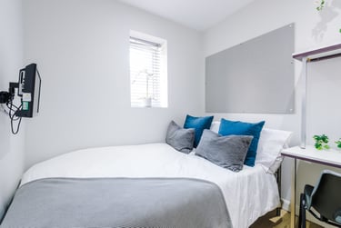 4 bed house, Cauldon Road, Shelton, Stoke, ST42ED - Image 2